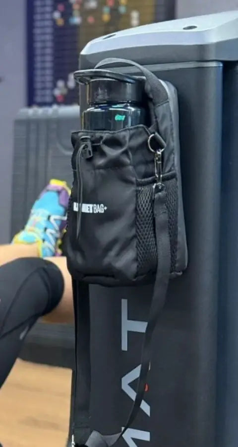Bolso FitHold pegado a una máquina del gimnasio